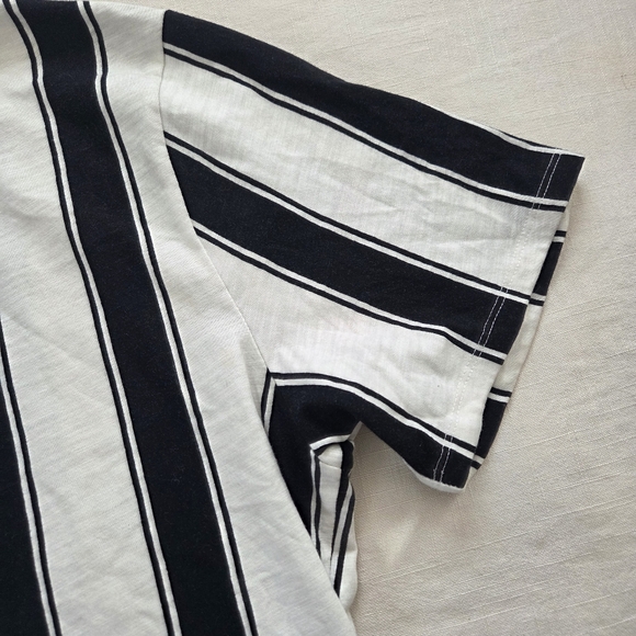 Guess Striped Black and White T-Shirt Vintage 90s Style XL - Picture 3 of 8